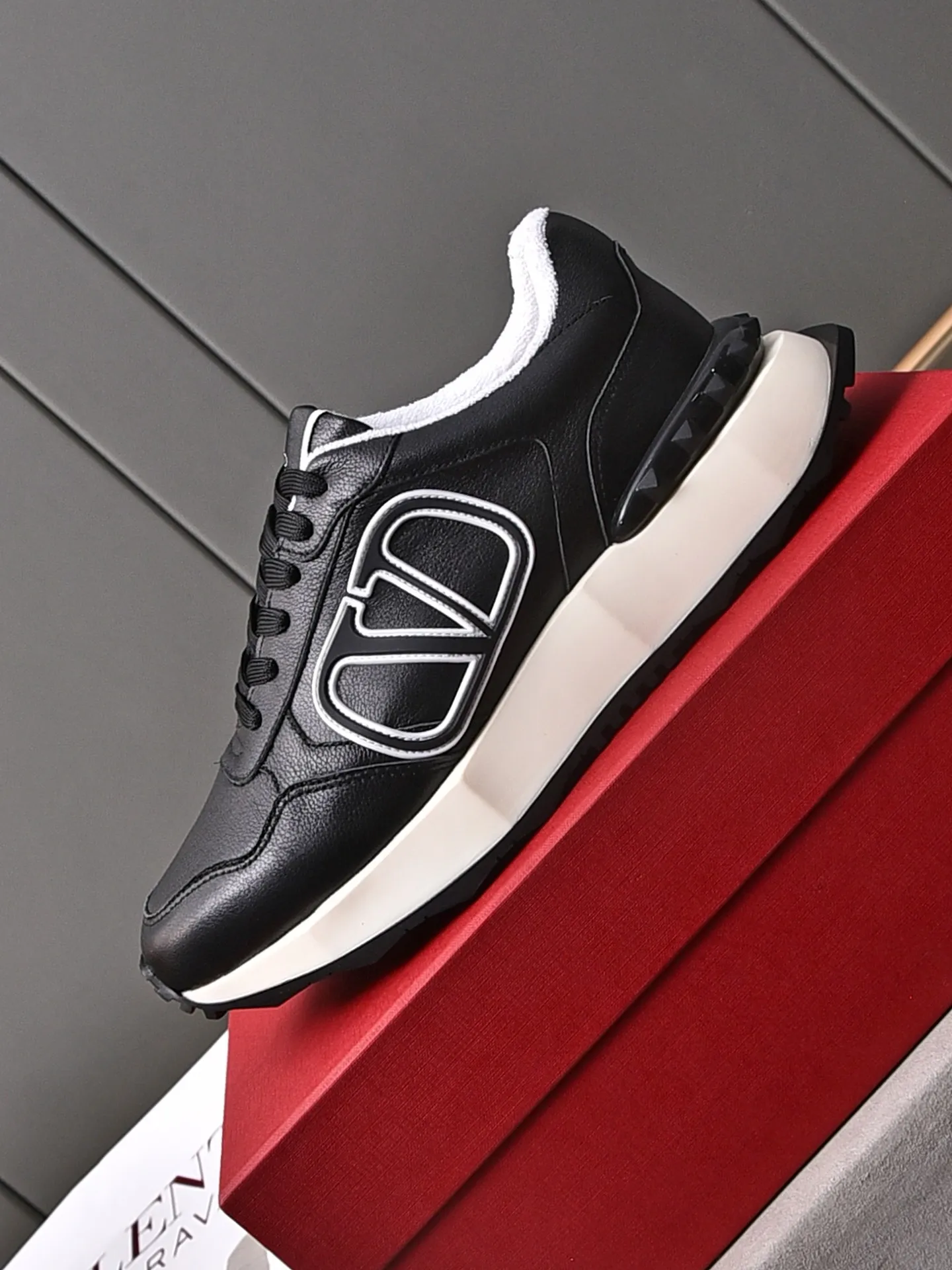 Men's men's shoes 💰560❣️🔺Valentino🔺Valentino New casual shoes Forrest Gump shoes Sports shoes ☑️ The latest popular models on the catwalk, the same style worn by Yang Yang, Zhang Yixing, Guan Xiaotong and many other stars. The upper is glued and embossed with craftsmanship. The oversized LG shows luxury and domineering. It is so beautiful that it is so handsome that it shows a different casualness and fashion. It is a must-have for men‼ ️Material: Original custom-made first-layer cowhide for the upper. Lining: High-density breathable terry cloth. Outsole: Original molded steel-stamped foam combination sole Size: Male 39~44 (45 is custom-made and non-returnable) Full set of counter original packaging